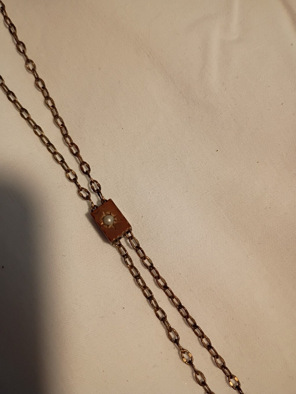 BRASS CHATELAINE WITH PEARL ACCENT. - Picture 2 of 4